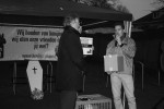 De wethouder van ruimtelijke ordening van de gemeente Raalte neemt de 2.500 handtekeningen in ontvangst 