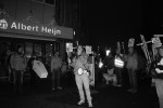 Albert Heijn  verkoopt konijnenvlees met kerst, daarom demonstreert Stichting Konijnen in Nood voor de deur van de AH