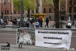 Dit spandoek is bedoelt voor de supermarkt Aldi die konijnenleed(vlees) verkoopt