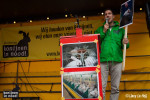 Peter Janssen, woordvoerder van Konijnen in Nood, spreekt de mensen toe